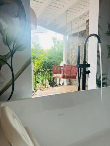 uma vista para um alpendre a partir de uma casa com uma janela em The Pink Palm Hotel - Adults Only em Charlotte Amalie
