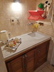 a kitchen counter with a sink and a plate with cups at ESCAPADA a PdE !! in Punta del Este