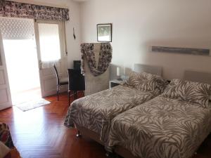 een slaapkamer met een bed, een tafel en een raam bij ESCAPADA a PdE !! in Punta del Este