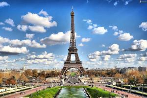 uma vista para a torre Eiffel em Paris em Le Cosy Magny *Paris*Disney*Wifi em Magny-le-Hongre
