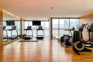 um ginásio com passadeiras e equipamento de exercício num edifício em Cozy Studio in Dubai no Dubai