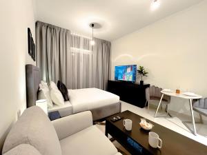 TV a/nebo společenská místnost v ubytování Cozy Studio in Dubai