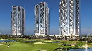 um campo de golfe com dois edifícios altos ao fundo em Cozy Studio in Dubai no Dubai