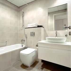 Łazienka z białą toaletą i umywalką w obiekcie Cozy Studio in Dubai w Dubaju