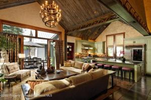 una sala de estar con un sofá y una mesa en Gorgeous home in Aspen West End, en Aspen