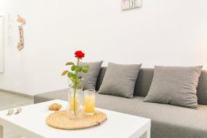 マラガにあるPicasso Premium Apartmentの白いコーヒーテーブル(花瓶付)