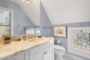 un baño con lavabo e inodoro en Gorgeous home in Aspen West End, en Aspen 31 fotos más