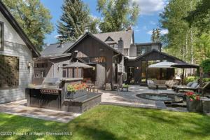 una casa con patio trasero con parrilla y patio en Gorgeous home in Aspen West End, en Aspen