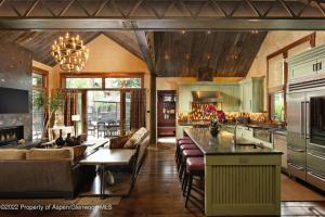 Una cocina y una sala de estar con un sofá y una mesa. en Gorgeous home in Aspen West End, en Aspen