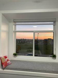 une fenêtre avec vue sur le coucher du soleil dans l'établissement Sweet home (mountain view), à Surrey