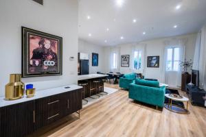 ein großes Wohnzimmer mit einem Sofa und einem Tisch in der Unterkunft Gordons Place Entire Apartment CBD Location in Melbourne