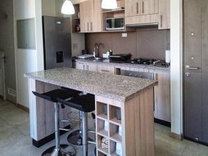 Kuchyň nebo kuchyňský kout v ubytování Hermoso departamento a pasos del mar.