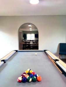 - un billard avec des balles dans une pièce dans l'établissement Castle Rise, à Hull