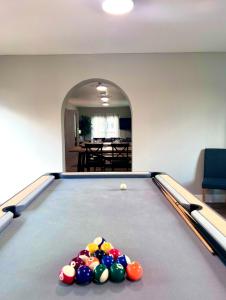 uma mesa de bilhar com bolas numa sala em Castle Rise em Hull