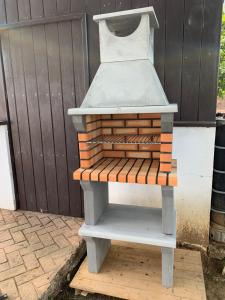 a brick oven sitting on top of a wooden table at Casa los Laureles in Pilas