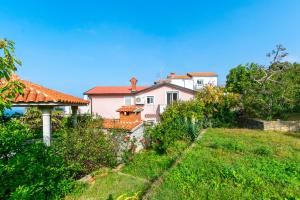 una casa en la ladera de una colina en Apartments Antonija, en Kampor