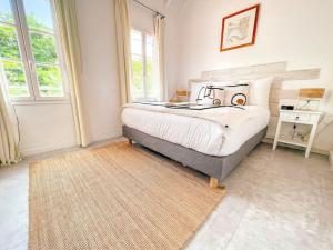 una camera con un grande letto e un tappeto di Villa Oh La La, 250m from the beach, 2 bedrooms a Orient Bay Altre 10 foto