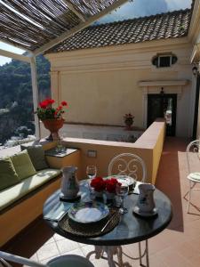 salon ze stołem i kanapą w obiekcie Casa Marina w mieście Positano +37 zdjęć