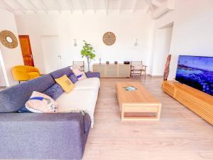 Una televisión o centro de entretenimiento en Villa Azur, panoramic view of Orient Bay