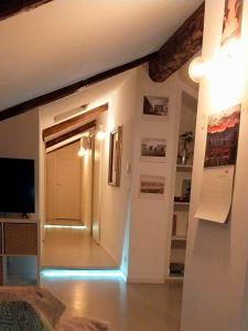 TV a/nebo společenská místnost v ubytování La Corte della Rocca