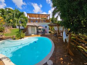 una piscina en una terraza de madera junto a una casa en Be Inspired at Villa Artistas!, en Arroyo Grande