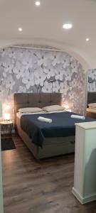 een slaapkamer met een groot bed met een groot hoofdeinde bij Apartment Frenki- Tkalčićeva -self check in- in Zagreb