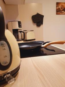 eine Küche mit einer Bratpfanne auf einer Theke in der Unterkunft Long Stay Appartement Kiel in Kiel
