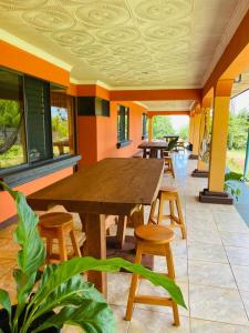 una sala da pranzo con tavolo e sedie in legno di Casa Mano de Tigre a Potrerillos