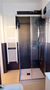 una doccia con porta in vetro in bagno di Alimagia a Lecco