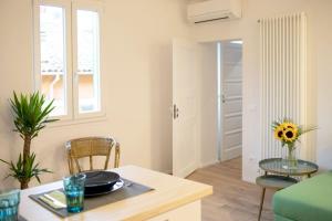 una sala de estar con una mesa con un plato. en Cozy apartment in Pratello, en Bolonia