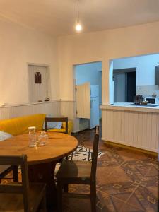 a living room with a table and a couch at Casa de 1 Dormitorio ubicado en planta baja. A 150 mts de la playa en La Aguada y Costa Azul, La Paloma, Rocha in Costa Azul