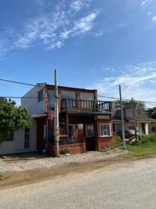 a house on the side of the road at Casa de 1 Dormitorio ubicado en planta baja. A 150 mts de la playa en La Aguada y Costa Azul, La Paloma, Rocha in Costa Azul