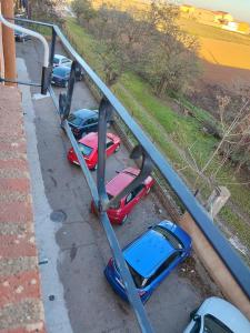 eine Reihe geparkter Autos auf einem Parkplatz in der Unterkunft Piso Igualdad in Toro