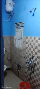 een badkamer met een wastafel en een toilet. bij Arcadian Home Stay in Shillong