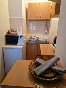 uma pequena cozinha com uma mesa com uma cruz em Anchy Apartment em Belgrado