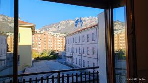 una vista da una finestra di un edificio con montagne di Alimagia a Lecco