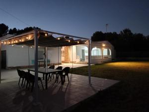 une terrasse avec une table et des chaises sous une tente dans l'établissement Large yard, large lawn, independent villa, à Llíria