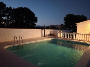 - une piscine dans une arrière-cour avec une clôture dans l'établissement Large yard, large lawn, independent villa, à Llíria