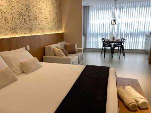 una camera con letto e un soggiorno di Red Design by Mosaico Stays a Vitória