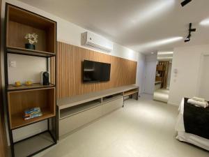 TV a/nebo společenská místnost v ubytování Red Design by Mosaico Stays