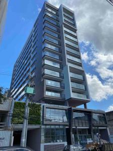 un alto edificio grigio con finestre su una strada cittadina di Red Design by Mosaico Stays a Vitória
