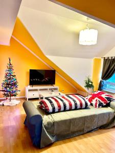 ein Wohnzimmer mit einem Weihnachtsbaum und einer Couch in der Unterkunft Lotus Apartment in Fichtenberg