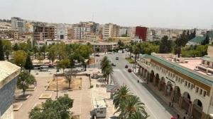 uma vista para uma cidade com uma rua e edifícios em MODERNE APPART PLEIN CENTRE em Fez