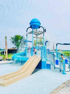 Un tobogán de agua en un parque acuático con gente en él en Vacation Cottage North Myrtle Beach 67, en Myrtle Beach