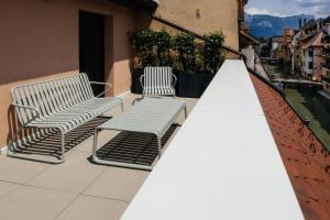 two benches sitting on top of a balcony at Auberge du Lyonnais in Annecy