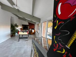 - un salon orné d'une grande peinture murale dans l'établissement Bastide avec Piscine et Spa, vue Ste Victoire, au Tholonet