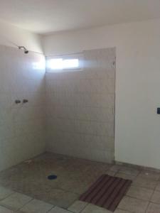 um quarto vazio com uma parede em azulejo e uma luz em Posada en celaya em Celaya