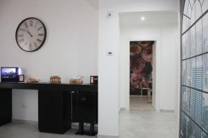 a room with a clock on the wall and a desk at B&B Potenza IT in Potenza