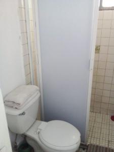 uma casa de banho com um WC branco e um chuveiro em Posada en celaya em Celaya