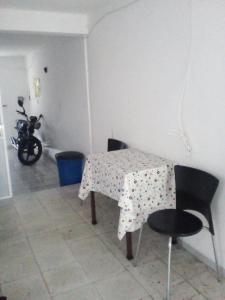 una mesa y sillas en una habitación con una motocicleta en Posada en celaya en Celaya